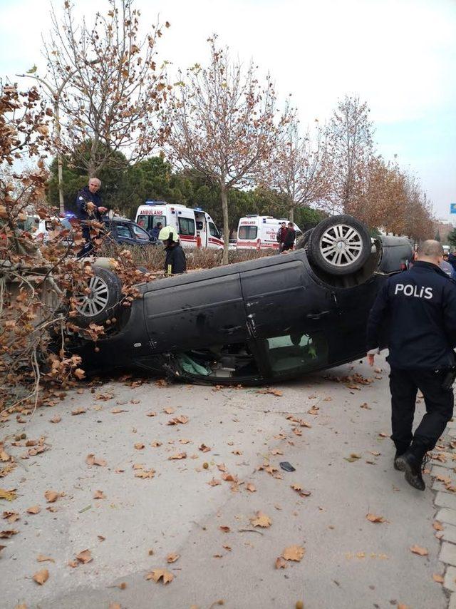 Kontrolden çıkan otomobil önce ağacı devirdi sonra takla attı