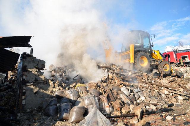 Akseki'de yanan ev çöktü, ağıldaki 20 hayvan telef oldu
