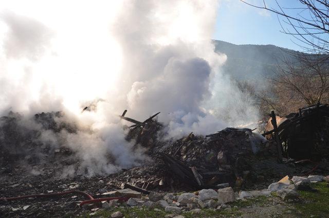 Akseki'de yanan ev çöktü, ağıldaki 20 hayvan telef oldu