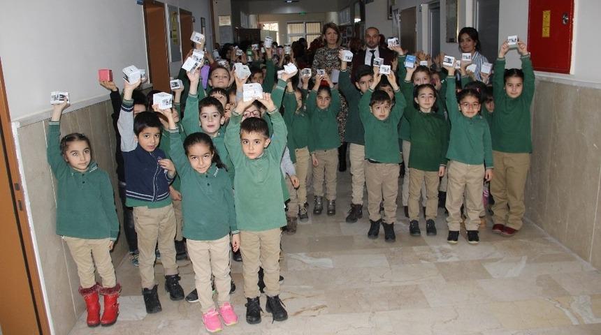 Minik y&uuml;rekler kumbaralarını Yemen i&ccedil;in a&ccedil;tı