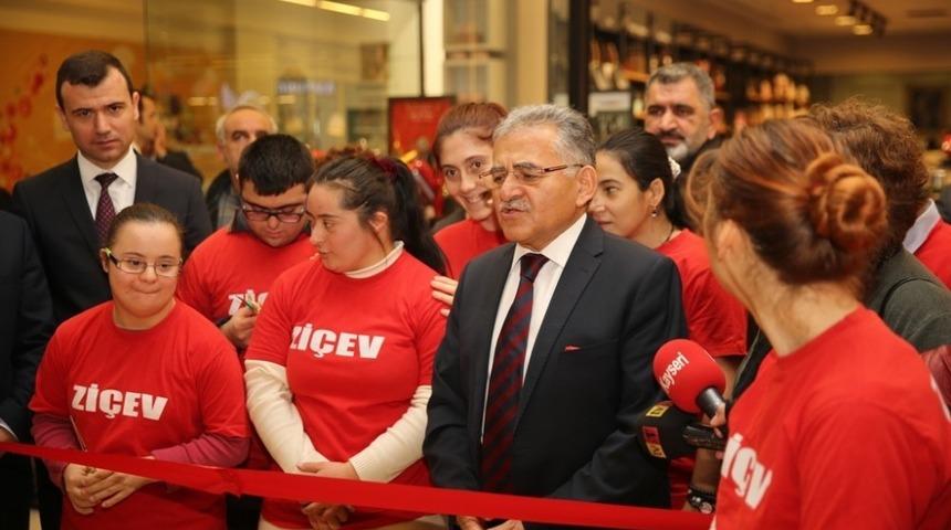 Başkan B&uuml;y&uuml;kkılı&ccedil;, Zİ&Ccedil;EV Sergisini Gezdi
