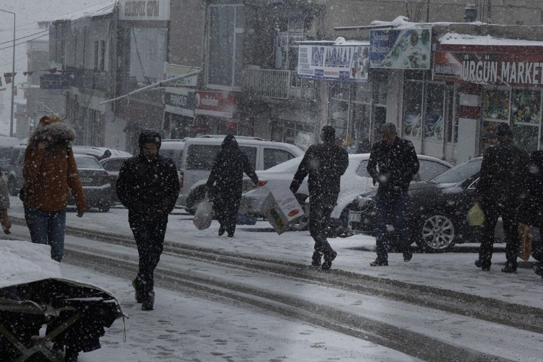 Başkale&rsquo;de yoğun kar yağışı