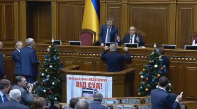Ukrayna’da milletvekilleri, ‘kilise’ yüzünden yumruklaştı