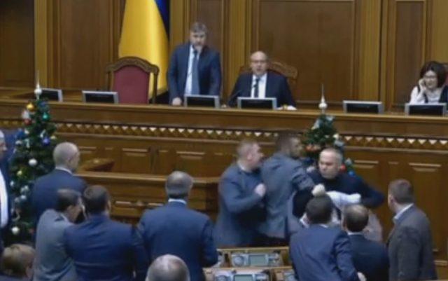 Ukrayna’da milletvekilleri, ‘kilise’ yüzünden yumruklaştı