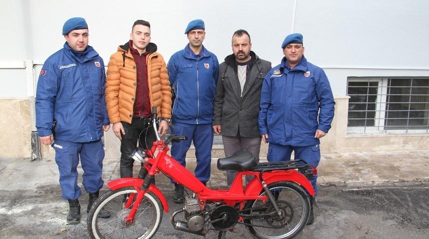 Jandarma &ccedil;alıntı motosikleti sahibine teslim etti