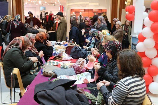 Malatya Parkta ‘’Elden Ele’’ örgü örme etkinliği