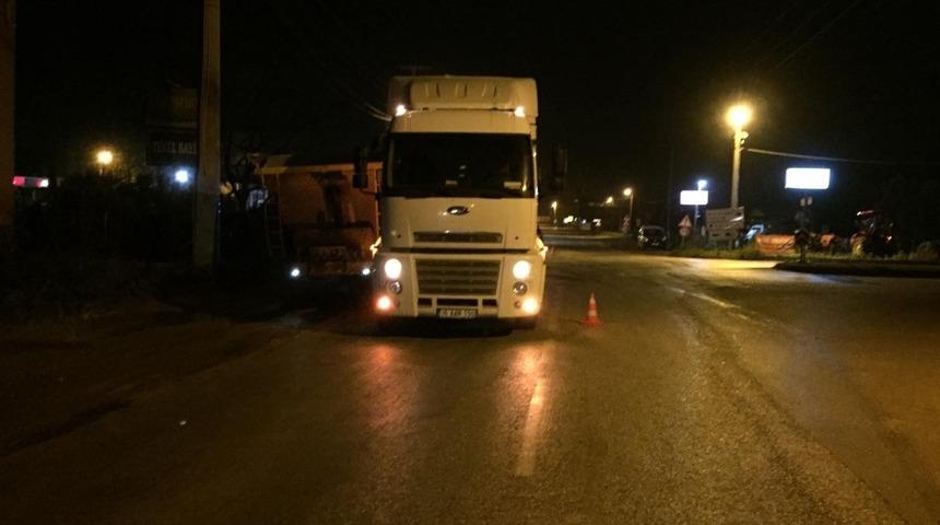 Seyir halindeki kire&ccedil; y&uuml;kl&uuml; tırın dorsesi &ccedil;ıktı