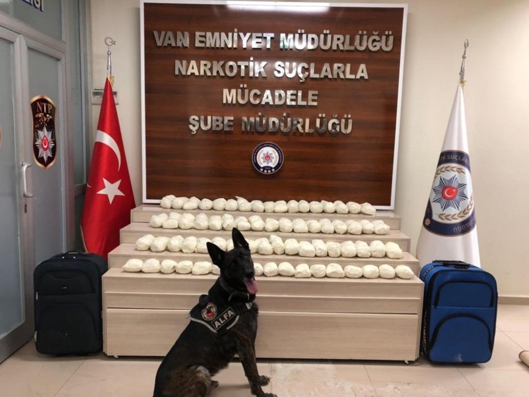 Van&rsquo;da 2 valiz i&ccedil;erisinde 55 kilo eroin ele ge&ccedil;irildi