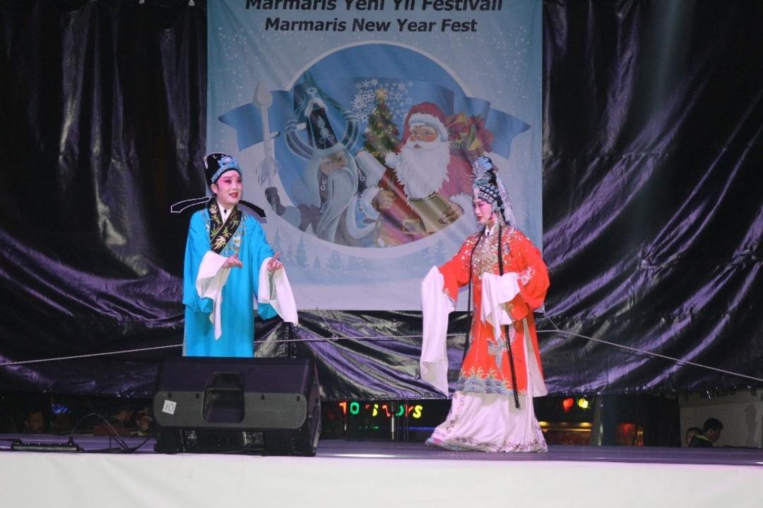 &Ccedil;inli g&ouml;steri grubu Marmarislileri kendine hayran bıraktı