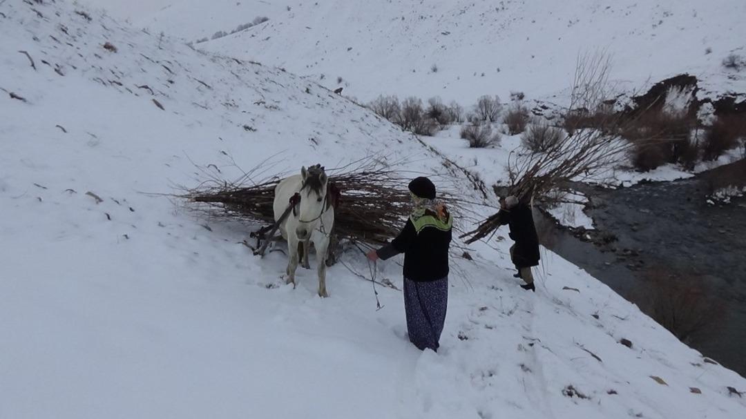 K&ouml;yl&uuml;lerin karlı dağlarda yakacak telaşı