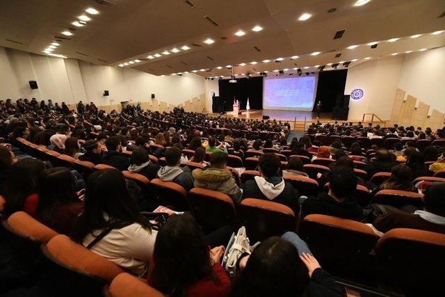 Öğrencilerden Rektör Budak’a anlamlı sürpriz