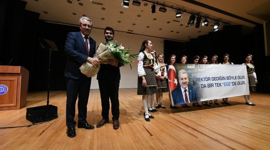 &Ouml;ğrencilerden Rekt&ouml;r Budak&rsquo;a anlamlı s&uuml;rpriz