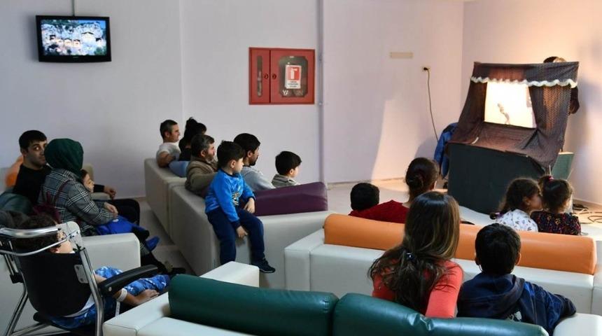 &Ccedil;ocuklar,  Hacivat ve Karag&ouml;z oyunu ile moral buldu