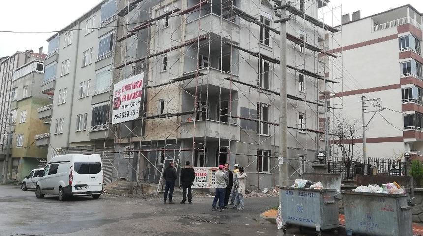 İnşaat iş&ccedil;ilerinin malzemeleri &ccedil;alındı