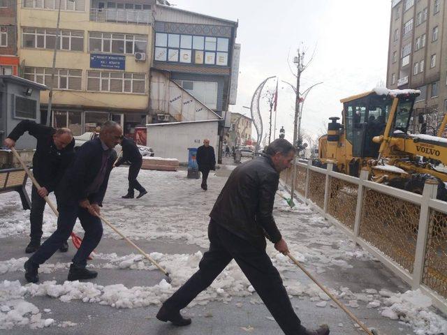 Hakkari’de karla mücadele çalışması