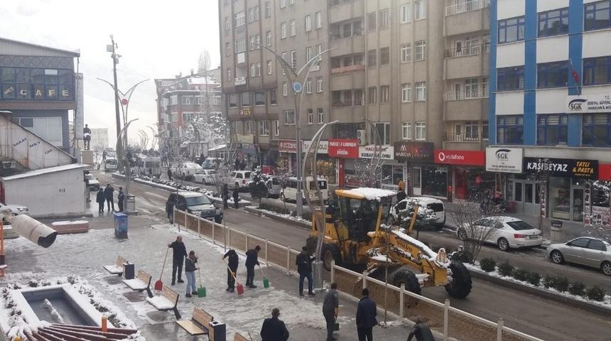 Hakkari&rsquo;de karla m&uuml;cadele &ccedil;alışması