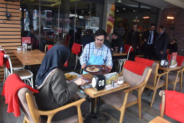 Kafenin ‘özel’ garsonları