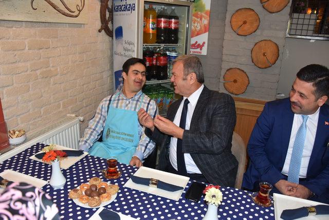 Kafenin ‘özel’ garsonları