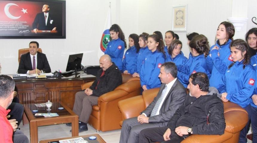 Kadın futbolculardan &Ouml;zcan&rsquo;a ziyaret