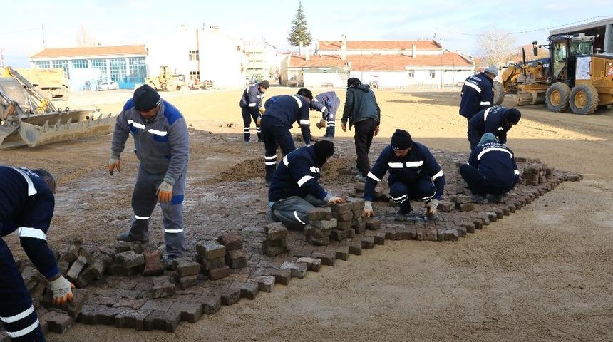 Beyşehir’de caddelerden sökülen parke taşları değerlendiriliyor