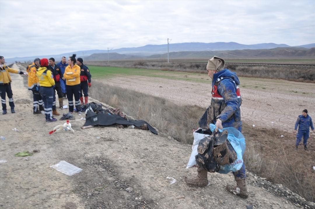 G&Uuml;NCELLEME - Yozgat'ta yolcu otob&uuml;s&uuml; devrildi: 1 &ouml;l&uuml;, 18 yaralı