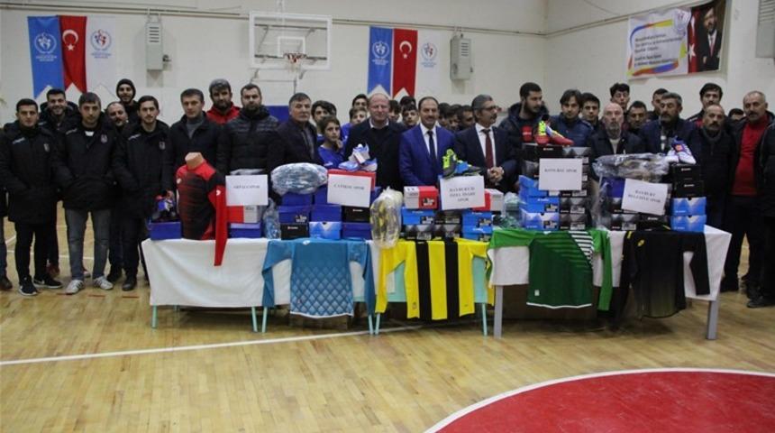 Amat&ouml;r spor kul&uuml;plerine malzeme desteği devam ediyor