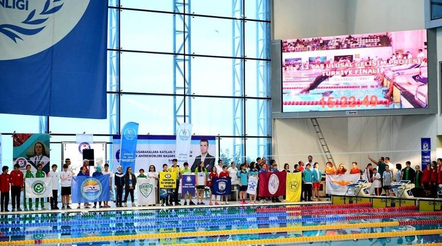 Karşıyakalı y&uuml;z&uuml;c&uuml;lerden 8 madalya