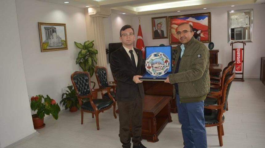 İspanya gezisine katılan muhtardan Kaymakam Berber&rsquo;e anlamlı hediye