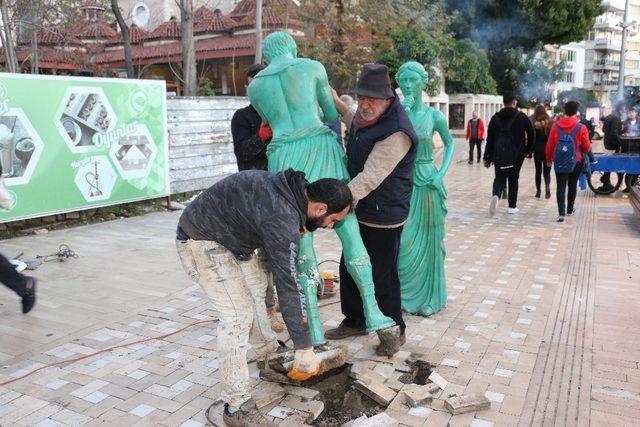 Zarar gören heykeller onarılıyor