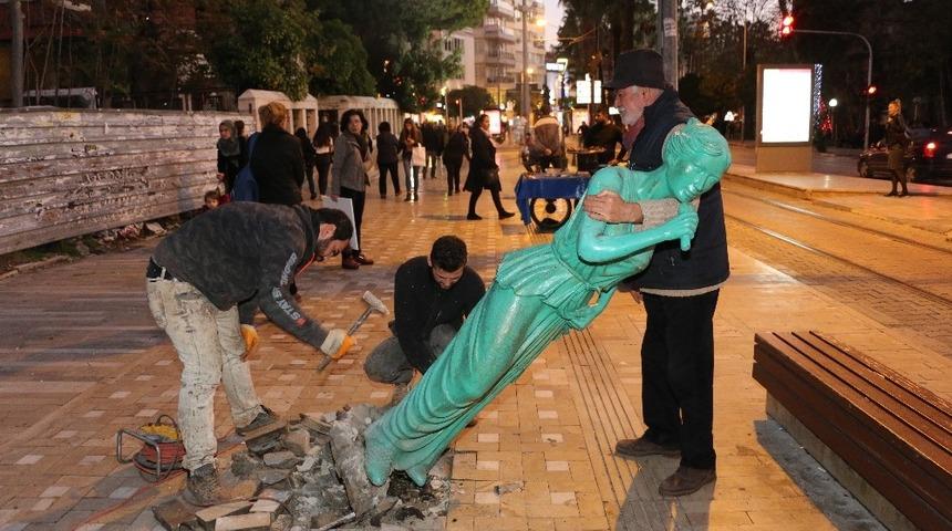 Zarar g&ouml;ren heykeller onarılıyor
