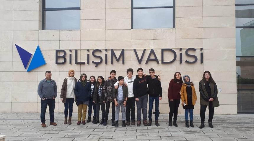 Lise &ouml;ğrencileri Bilişim Vadisi&rsquo;nde