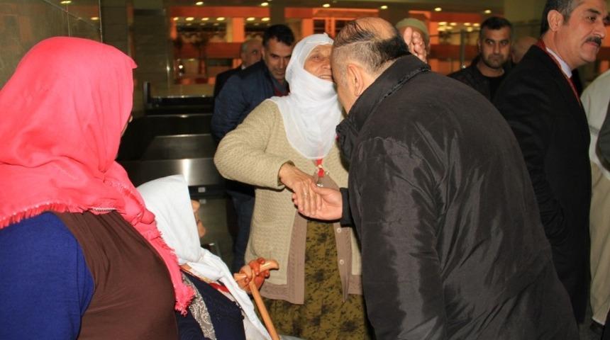 Başkan Y&uuml;ksel şehit yakınlarını havaalanında karşıladı