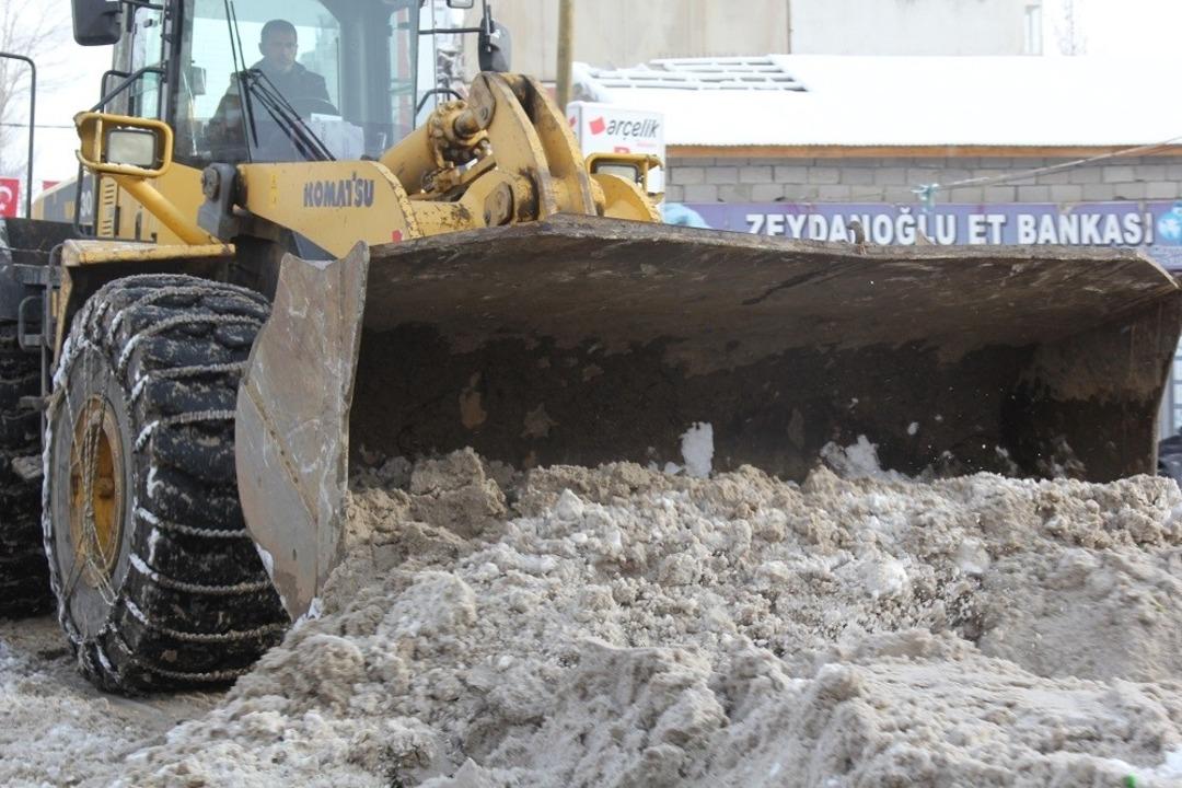 Başkale&rsquo;de kar temizleme &ccedil;alışması