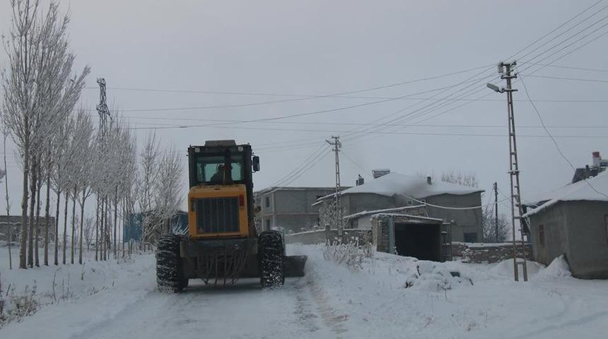 &Ouml;zalp Belediyesinden karla m&uuml;cadele &ccedil;alışması