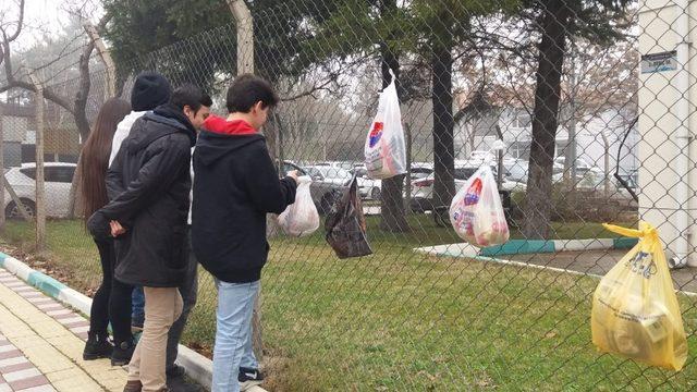 Final Lisesi öğrencilerinden ’askıda gıda yardımı’ kampanyasına destek