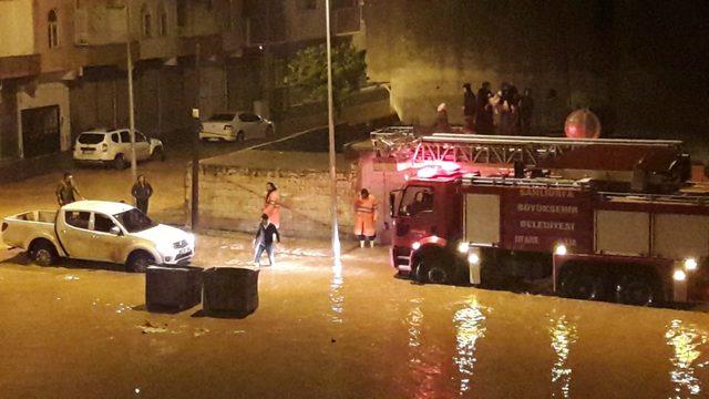 Selde mahsur kalanları itfaiye kurtardı