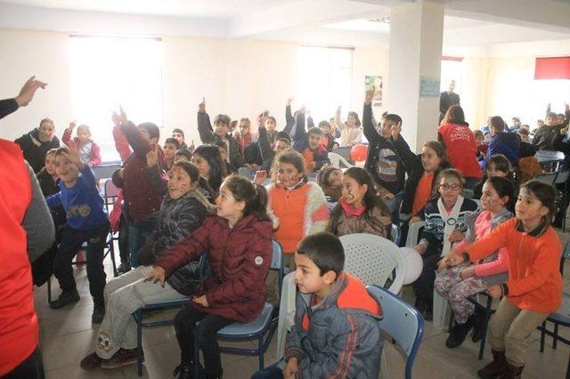 Gençlik Merkezi gönüllülerinden çocuklara oyun terapisi