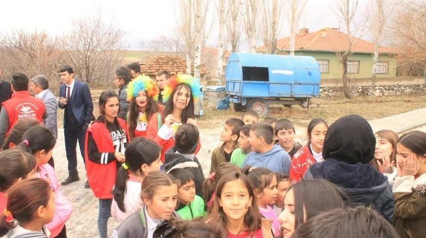 Gençlik Merkezi gönüllülerinden çocuklara oyun terapisi