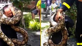 Yılanlara karşı neler yapılacağını anlatan adam zor anlar yaşadı