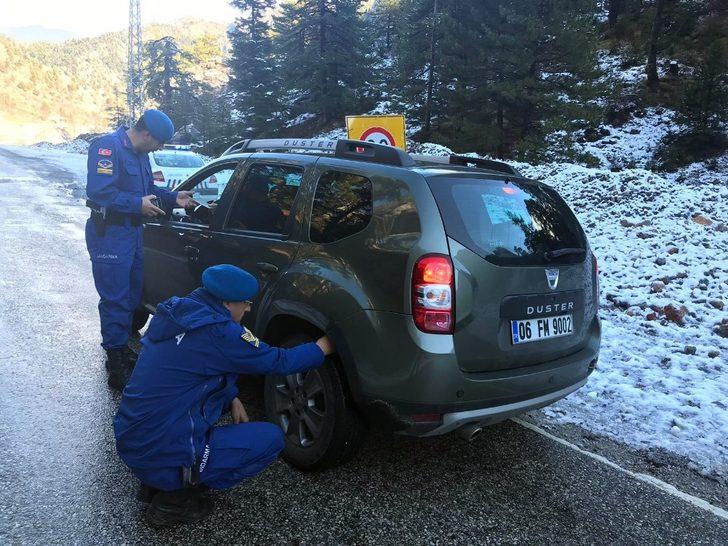 Alanya’nın kırsalında jandarmadan kış lastiği uygulaması G3