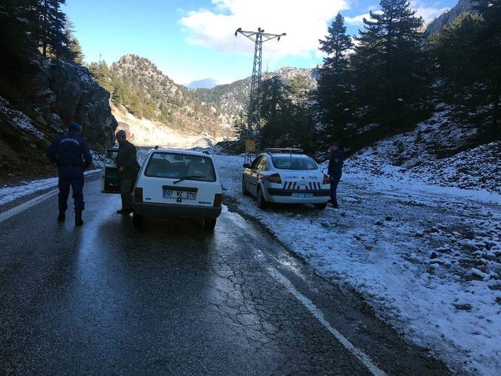 Alanya’nın kırsalında jandarmadan kış lastiği uygulaması G4