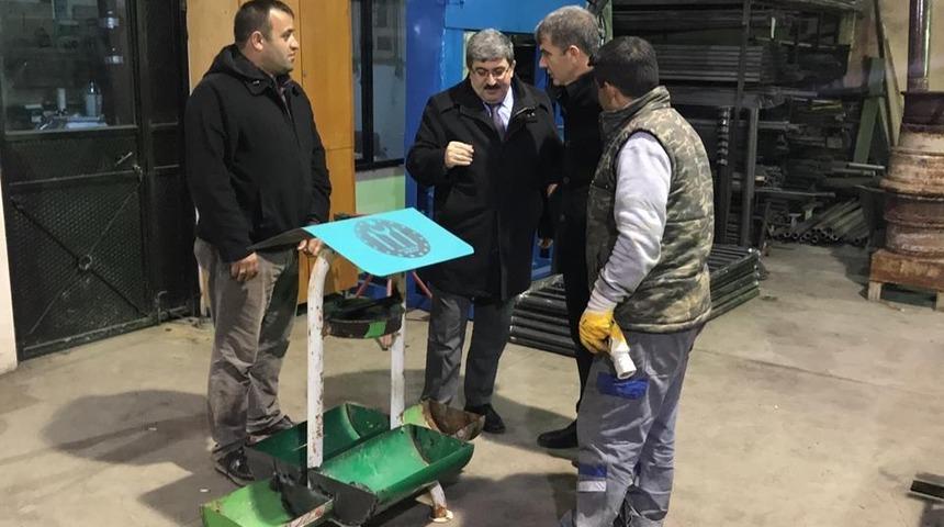 Sokak hayvanları i&ccedil;in yemlik yapıyorlar