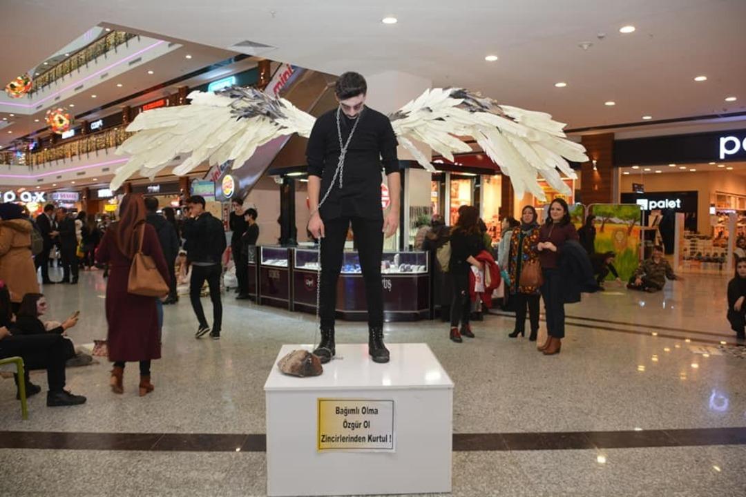 Kırıkkale&rsquo;de &rsquo;canlı heykel&rsquo; g&ouml;sterisi izleyicileri şaşırttı