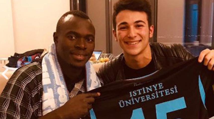 Trabzonsporlu Toure, kemençe eşliğinde şarkı söyledi