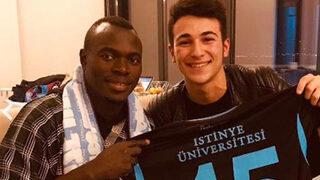 Trabzonsporlu Toure, kemençe eşliğinde şarkı söyledi