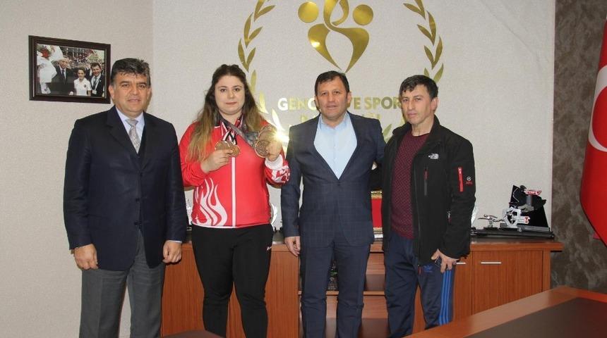 Melike G&uuml;nal 3 madalyayla d&ouml;nd&uuml;