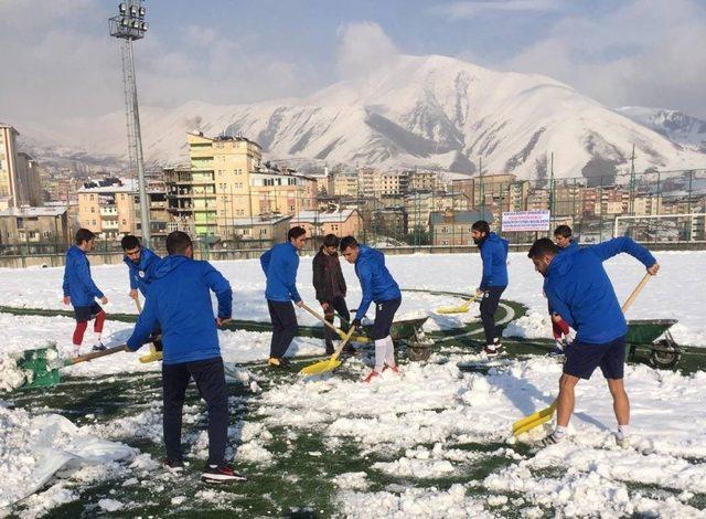 Futbolculardan kar temizliği