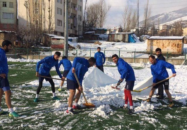 Futbolculardan kar temizliği