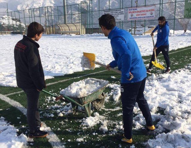 Futbolculardan kar temizliği