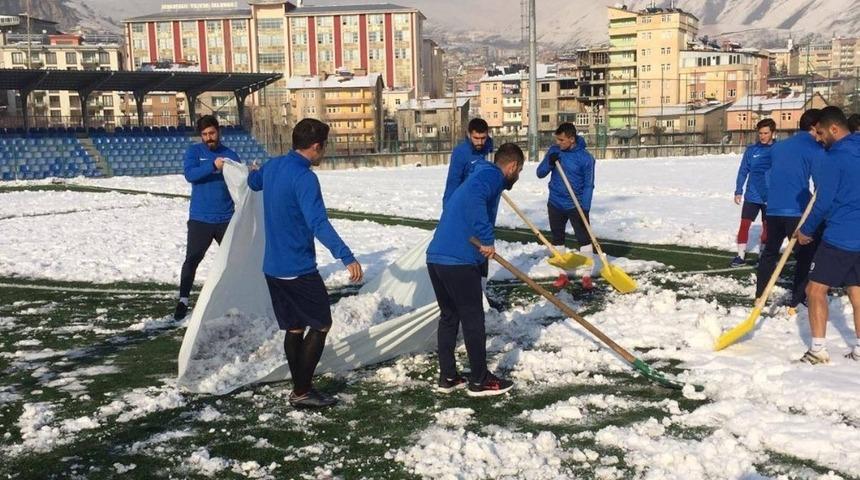 Futbolculardan kar temizliği
